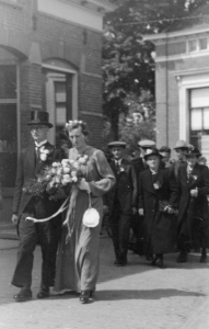 F61 Gerrit Bogchelman en Gerdina Bosch 8-6-1945 onderweg naar kerk